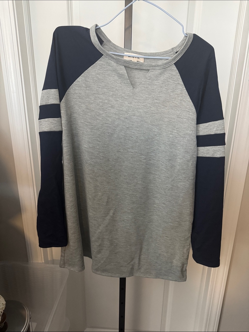 Casual Women's Long Sleeve Raglan Tee - Gray & Navy